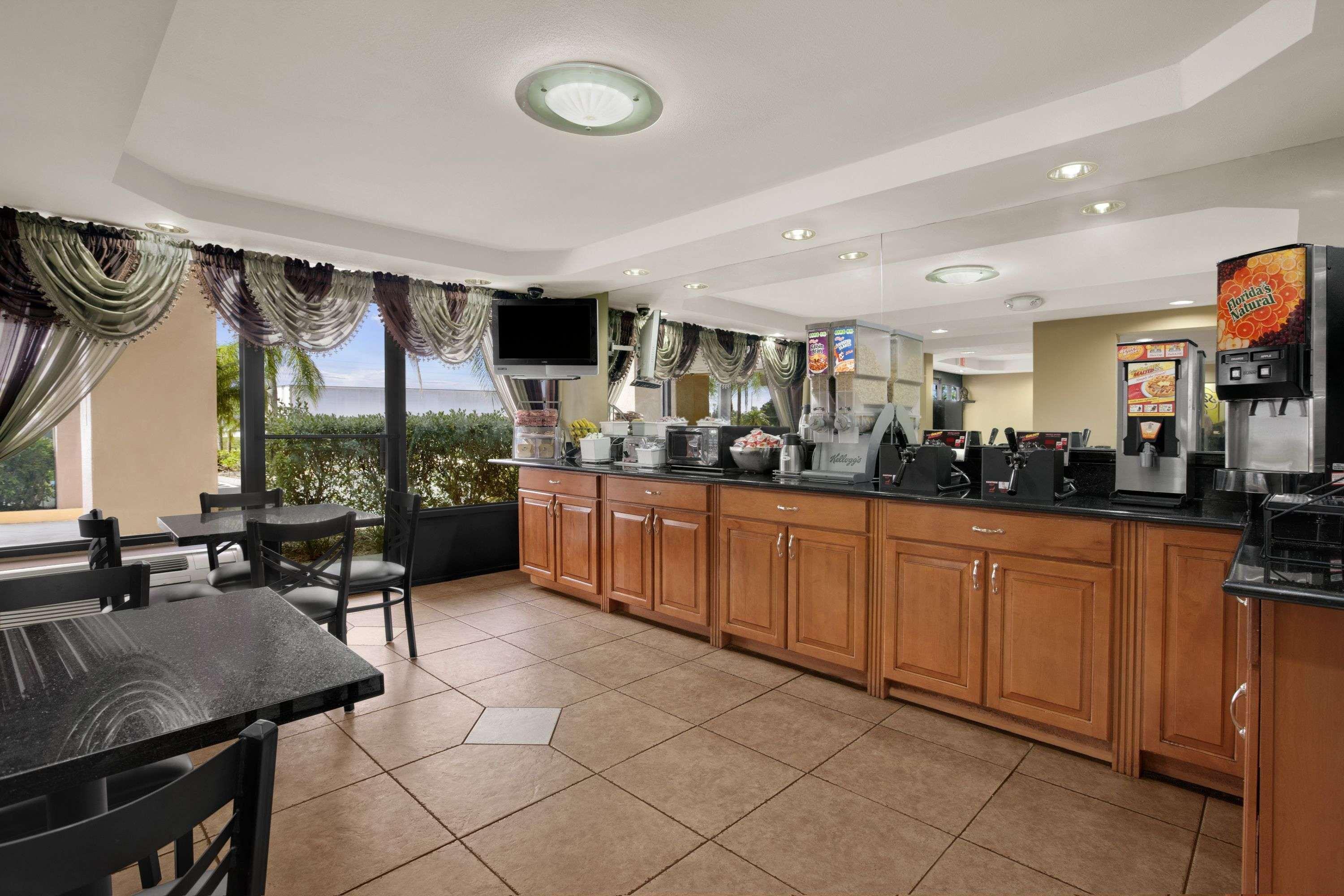 Super 8 By Wyndham Fort Myers Zewnętrze zdjęcie