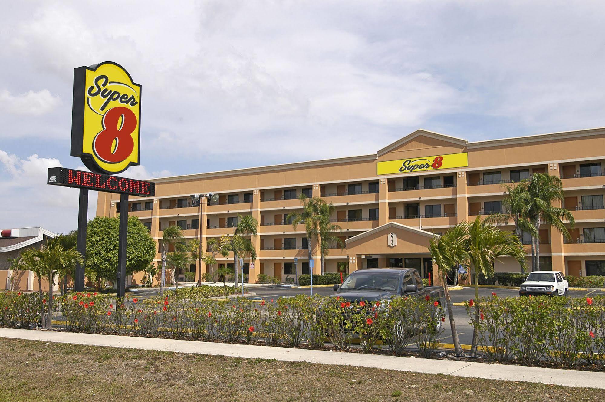 Super 8 By Wyndham Fort Myers Zewnętrze zdjęcie