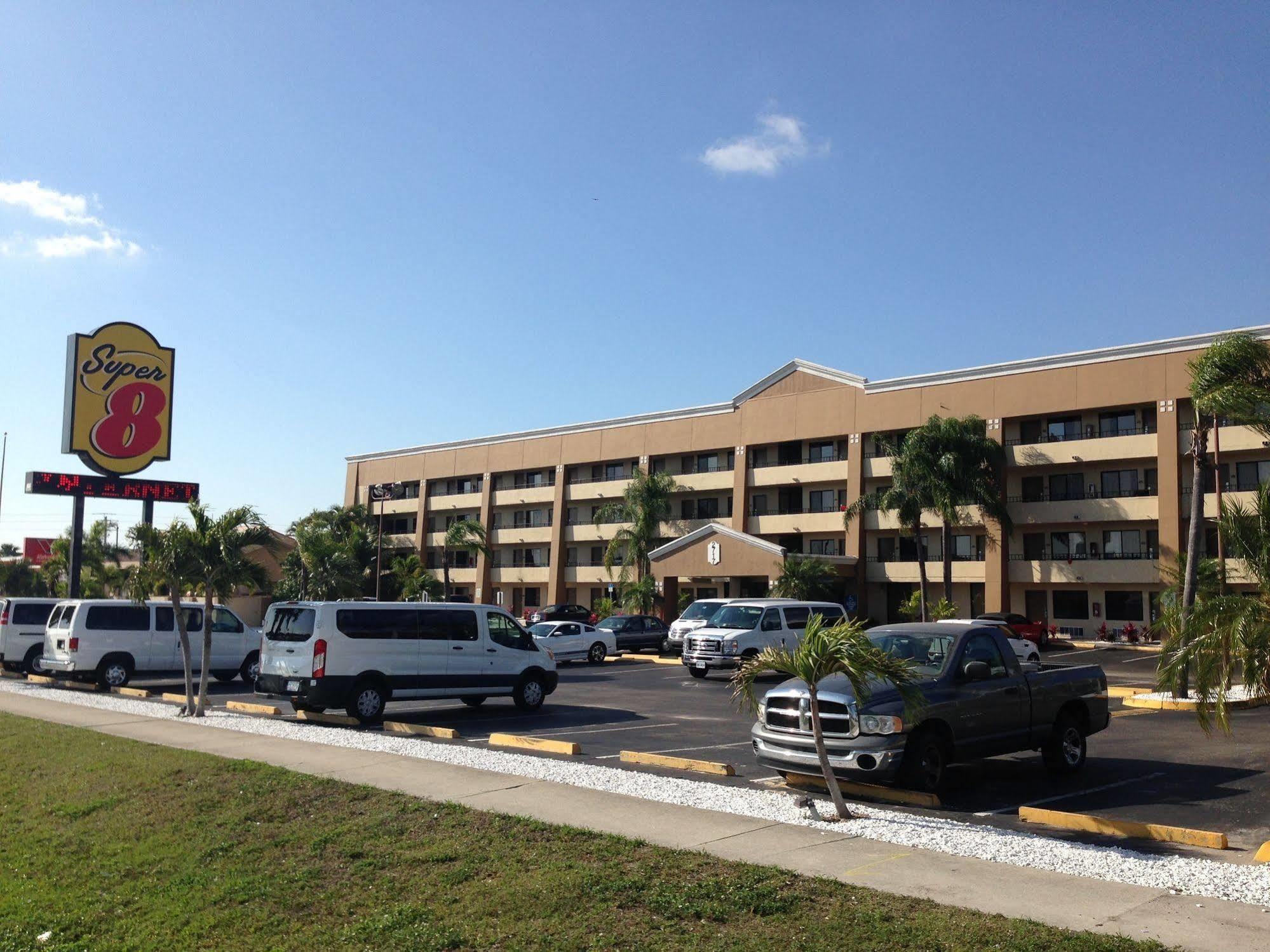 Super 8 By Wyndham Fort Myers Zewnętrze zdjęcie