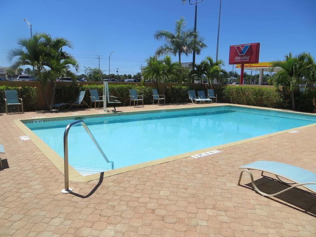 Super 8 By Wyndham Fort Myers Zewnętrze zdjęcie