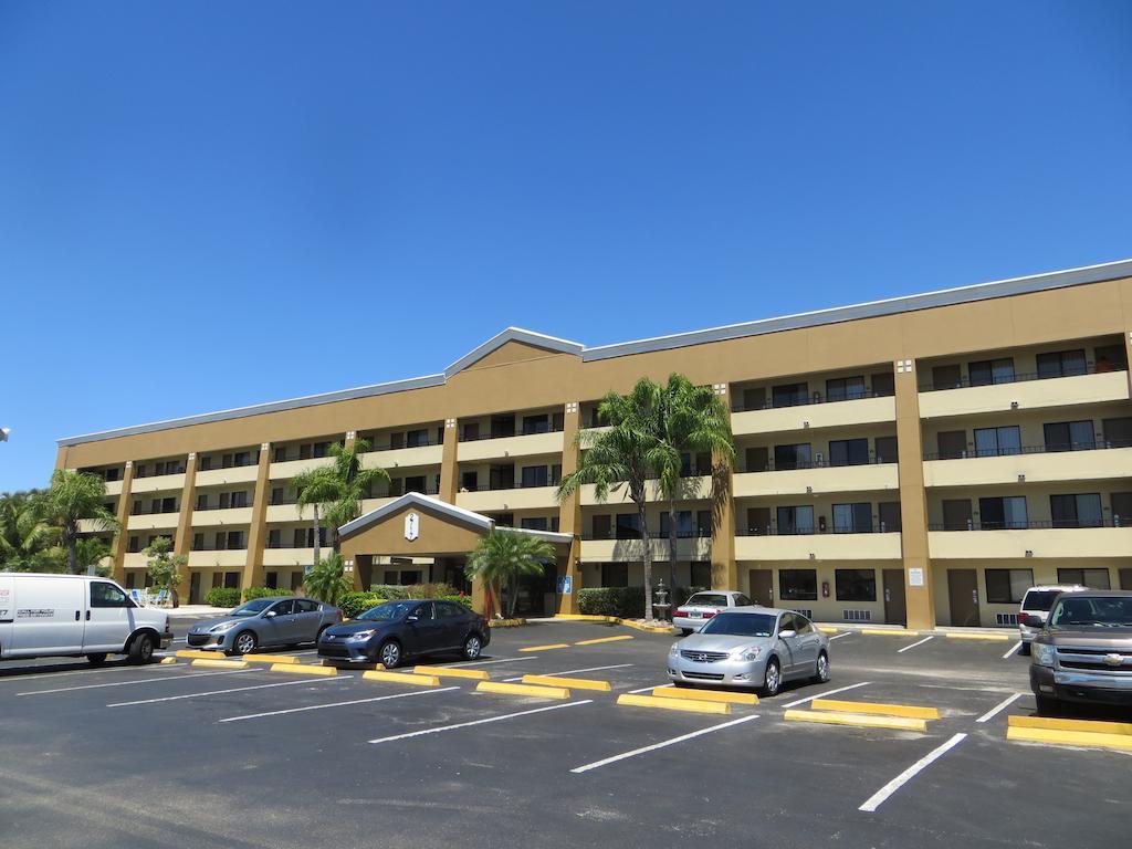 Super 8 By Wyndham Fort Myers Zewnętrze zdjęcie