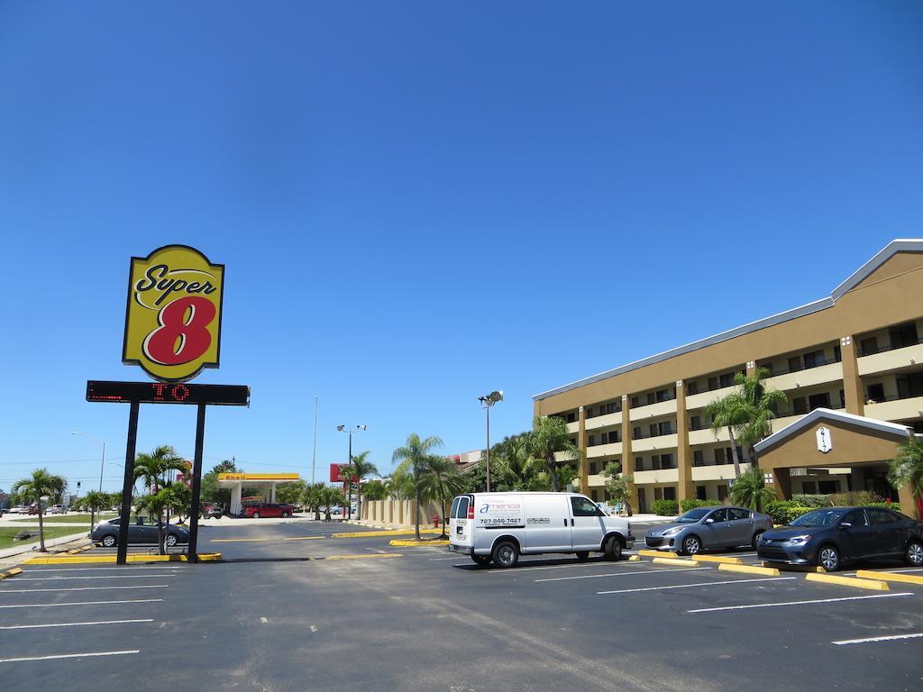 Super 8 By Wyndham Fort Myers Zewnętrze zdjęcie